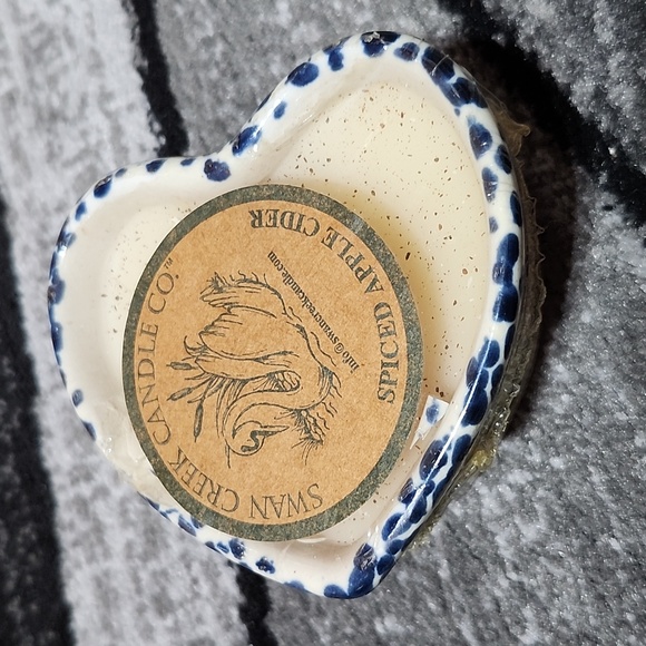SWAN CREEK CANDLE CO. PATRIOTIC HEART SHAPED POTTERY SPICED APPLE CIDER CANDLE - Picture 2 of 11